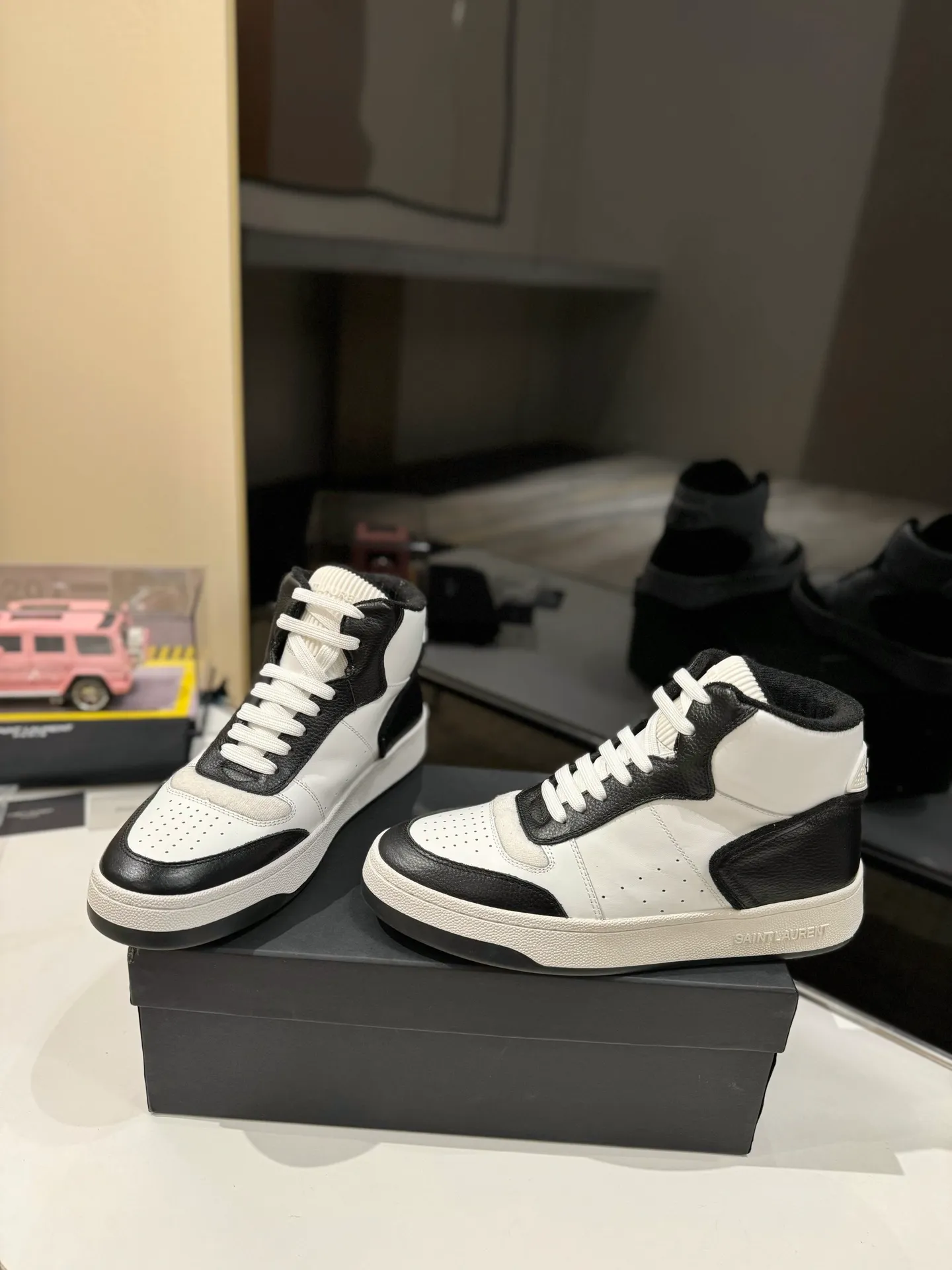 👟👟Ex-factory price 680👟👟 [High version for couples] YSL SAINT LAURENT Yves Saint Laurent SL61, the latest popular casual series in spring and summer...👍👍 Yves Saint Laurent SL61, original purchase, 1:1 replica, fresh blood injection and casual retro design, super good-looking and versatile, the upper is made of cowhide punching and splicing, the upper is super soft , lightweight and comfortable to match with sweatshirts, it is recommended to have one pair in each hand😁 ✅Fabric: Original customized cowhide ➕Punching process ➕Last process ✅Inner lining: Original towel lining ✅Feet: Original customized cowhide ✅Outsole: Original molded two-color bottom ✅Packaging: Original full set of packaging ✅Code number: 35-46 (Female 41.42. Male 38.45.46 Customized, non-returnable)